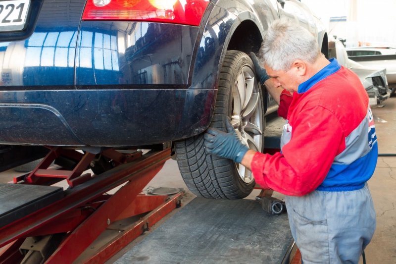 ecommerce-SOLLIES VILLE-min_auto_repair_repair_lift_auto_mechanic_work_clothes_master_professional_man_of_the_fold-685629
