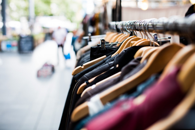 ecommerce-SOLLIES VILLE-min_blur_close_up_focus_hanger_jacket_market_people_rack-1176303