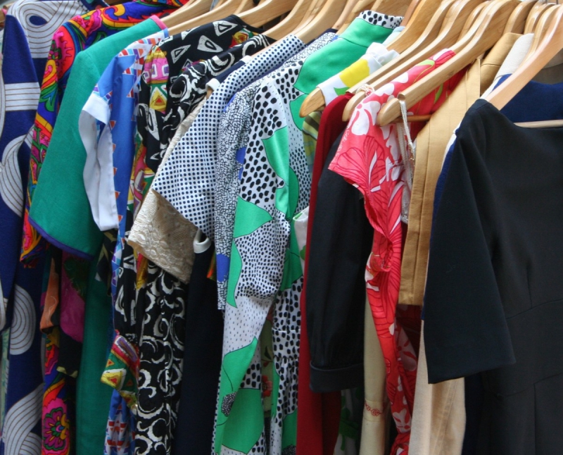 ecommerce-SOLLIES VILLE-min_dresses_apparel_clothing_clothes_clothes_hangers_wooden_hangers_retail_shop_closet-1149845