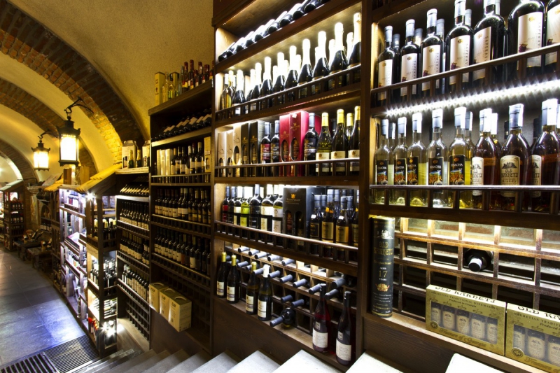 ecommerce-SOLLIES VILLE-min_world_street_travel_shop_canon_georgia_wine_bottles-429767